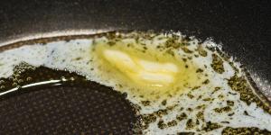 How to Clean a Burnt Teflon Pan