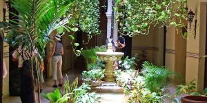 How To Decorate A Courtyard