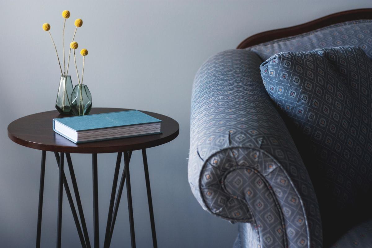 How to Decorate a Round Coffee Table