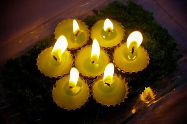 https://cdn0.onehowto.com/en/posts/2/1/2/how_to_make_candles_out_of_bottle_caps_6212_orig.jpg