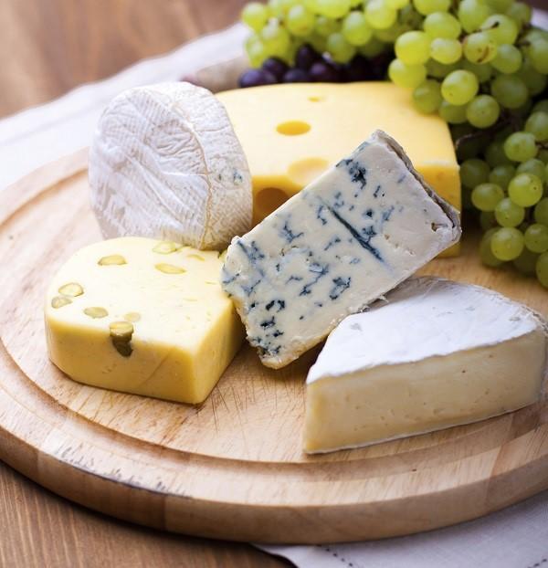 The Best Appetizers to Serve with Red Wine - Aged cheeses 