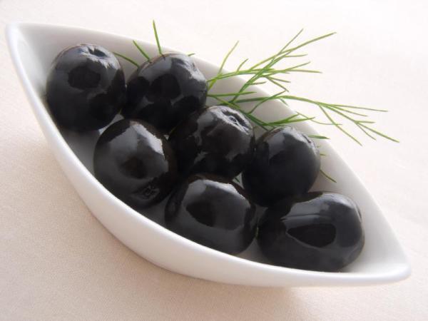 The Best Appetizers to Serve with Red Wine - Black olives 