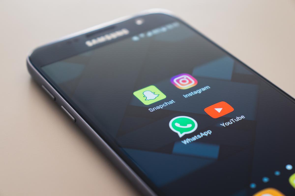 How To Put Colored Letters On WhatsApp