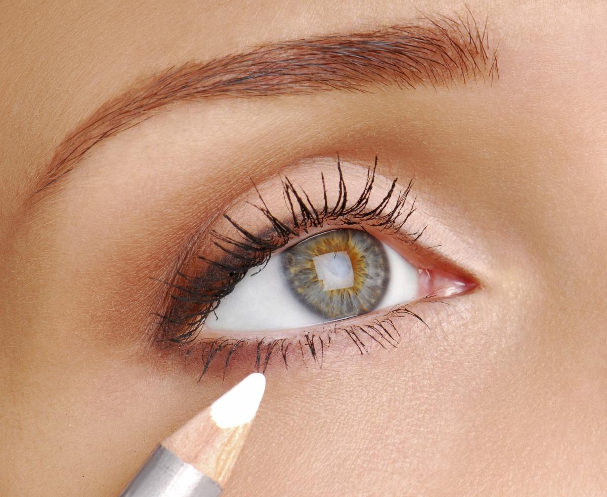 How to Use White Eyeliner to Make Your Eyes Look Bigger