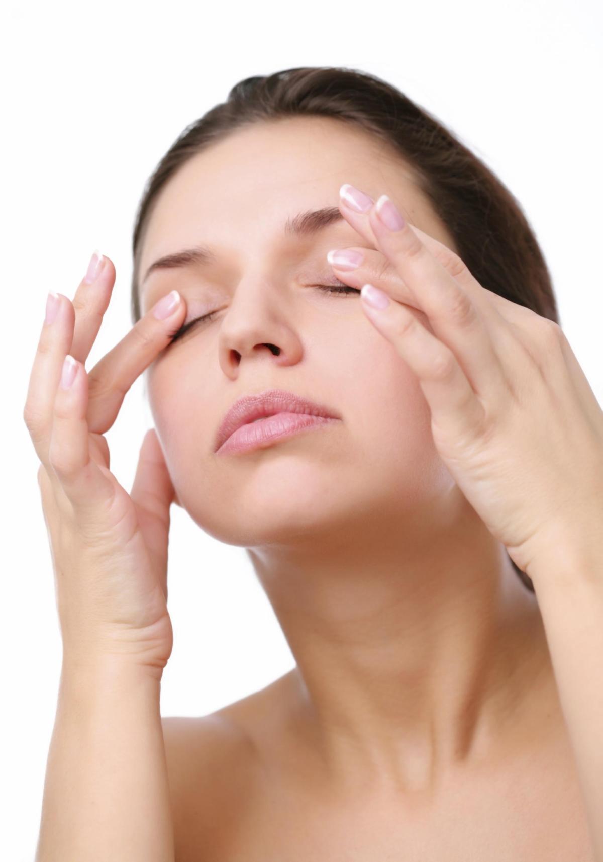 How to remove dark circles with a cold spoon
