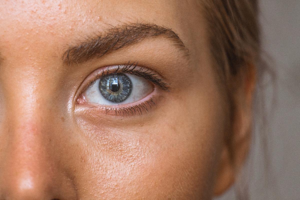 How to Grow Thicker Eyebrows with Coconut Oil