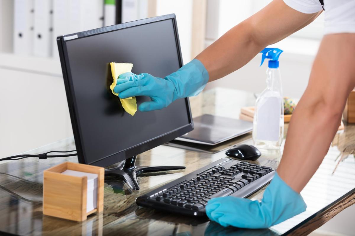 How to Clean a Computer Screen Without Leaving Streaks
