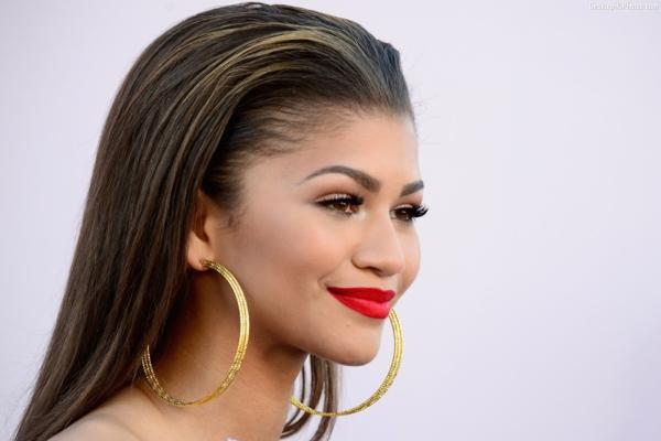 How to Look Like Zendaya: Makeup, Hair and Outfit Tips