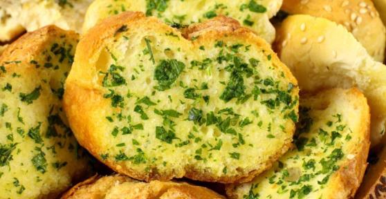 How to Make Garlic Bread at Home