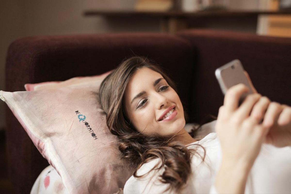 Why Do My Hands Go Numb When Holding a Phone in Bed?