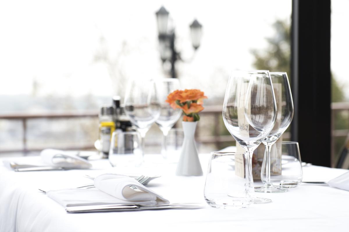 What is the Correct Way to Set a Dinner Table