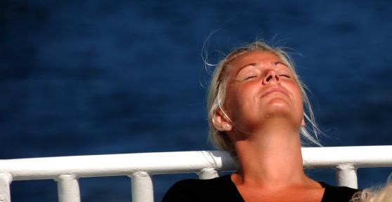 How to Get Darker in Winter - 4 Methods to Get Tanned in Winter