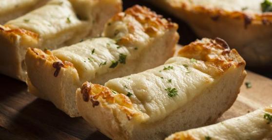 How to Make Homemade Cheesy Garlic Bread