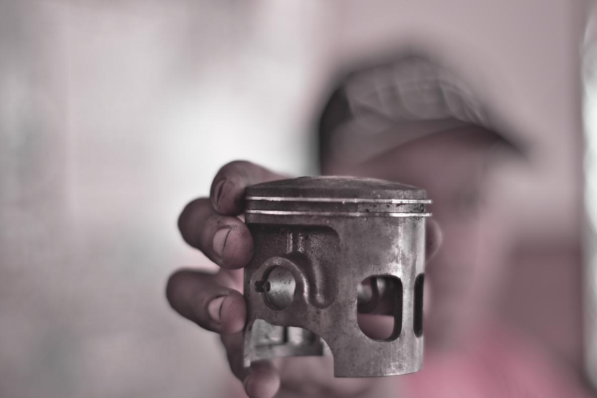 How to Tell if Motorcycle Piston Rings Are Bad