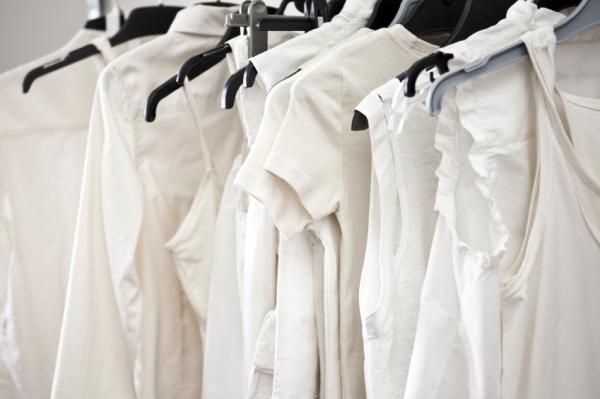 How to Use Ammonia to Clean Clothes -