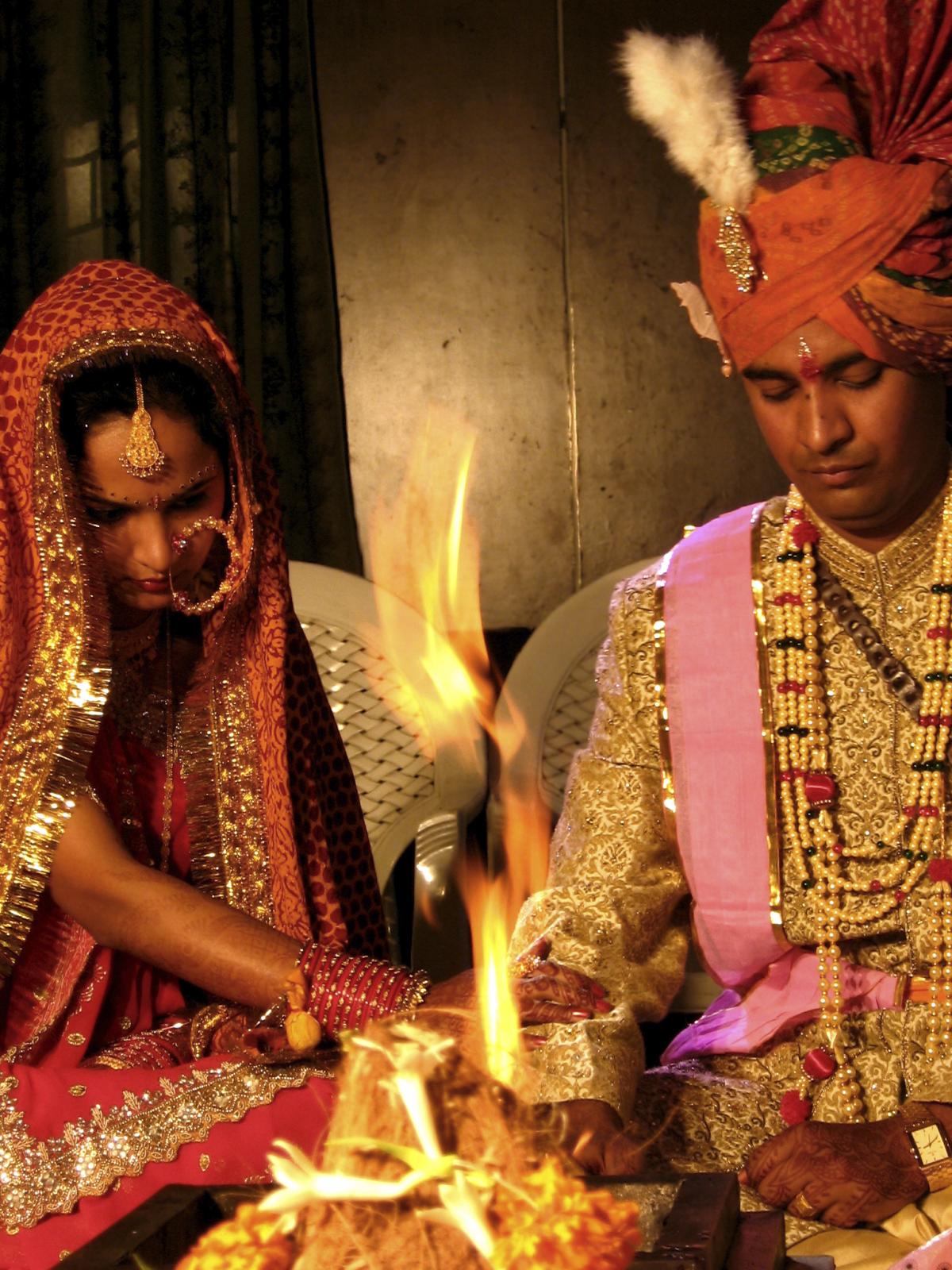 What Does a Hindu Groom Wear to his Wedding