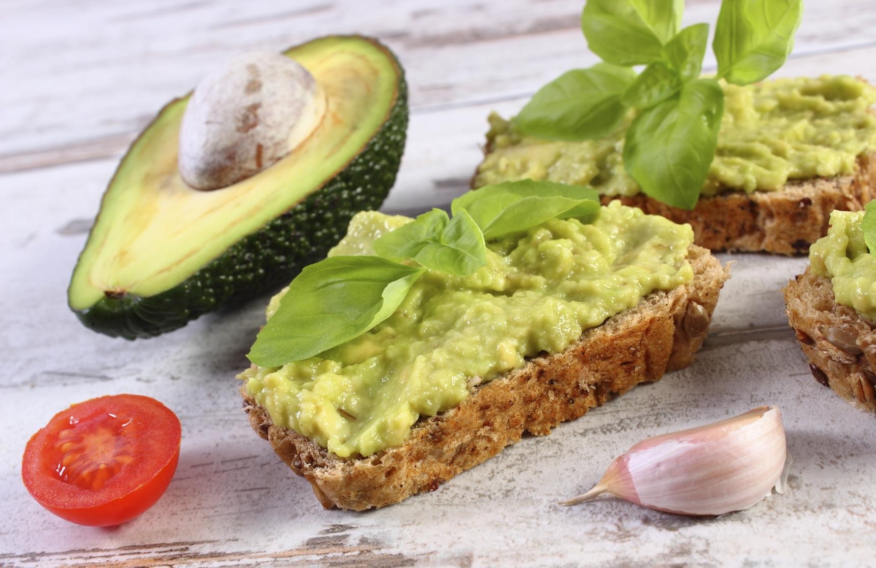 Намазка из авокадо для бутербродов. Авокадо с сыром и чесноком. Авокадо с сыром и чесноком. Намазка на бутерброды с авокадо. Бутеры с авокадо.