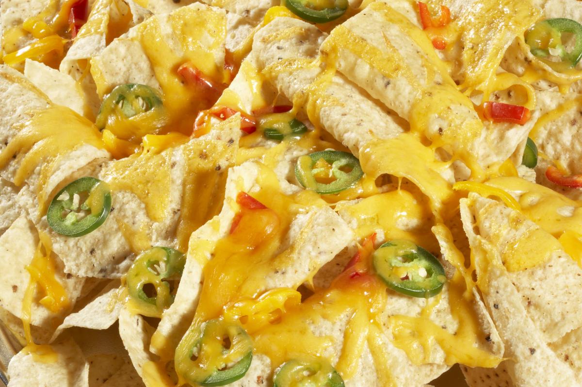 How to Make Cheesy Nachos - Easy Recipe