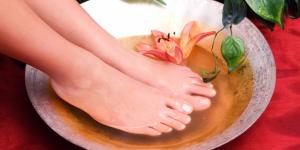 How to Make a Garlic Foot Bath