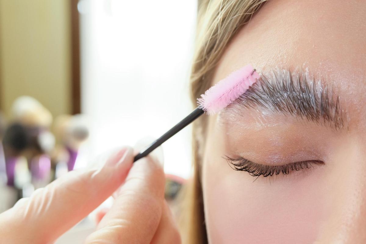 How to Bleach Your Eyebrows
