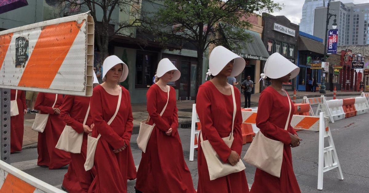 DIY Handmaid's Tale Costume for Halloween