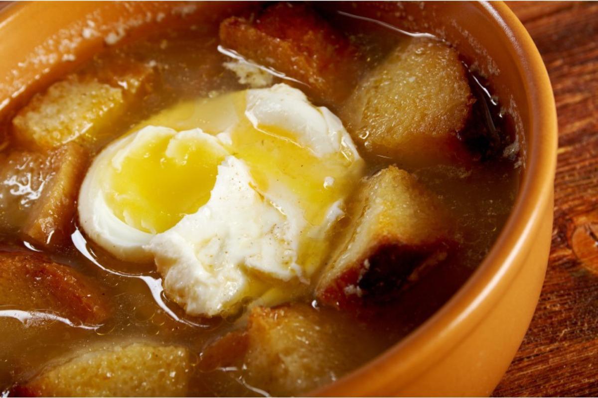 How to Make Italian Onion Soup With Egg